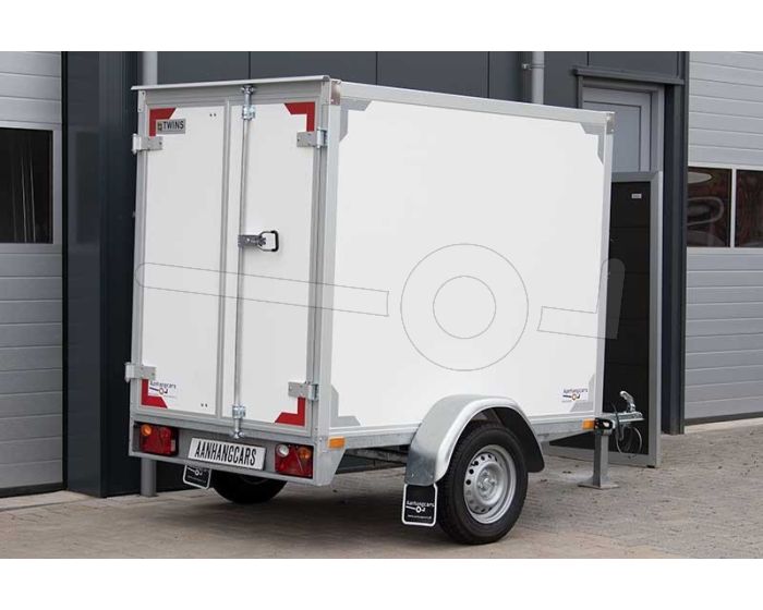 Twins Trailers enkelas gesloten aanhangwagen, afmeting 257x132x150 cm, met twee achterdeuren, bruto laadvermogen 1500kg.