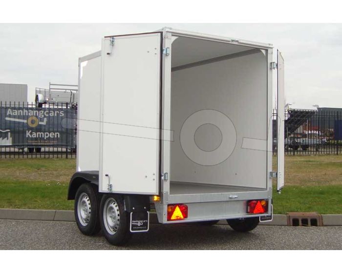 Twins Trailers tandemas gesloten aanhangwagen, afmeting 257x132x150 cm, met twee achterdeuren, bruto laadvermogen 2700kg.