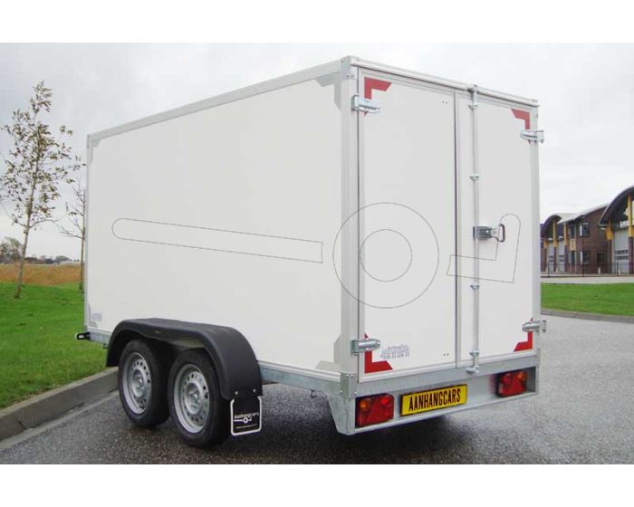 Gesloten aanhangwagen Twins Trailers tandemas met twee achterdeuren, afmeting 357x187x210 cm, bruto laadvermogen 2000kg.