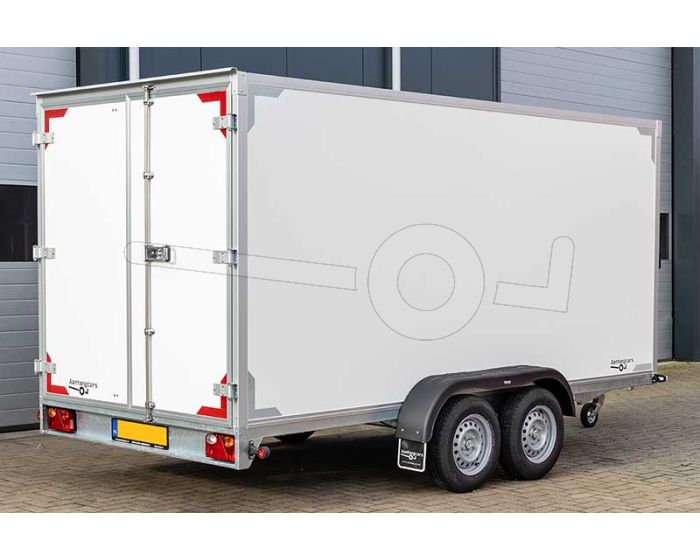 Gesloten aanhangwagen Twins Trailers tandemas met twee achterdeuren, afmeting 407x187x210cm, bruto laadvermogen 2000kg.