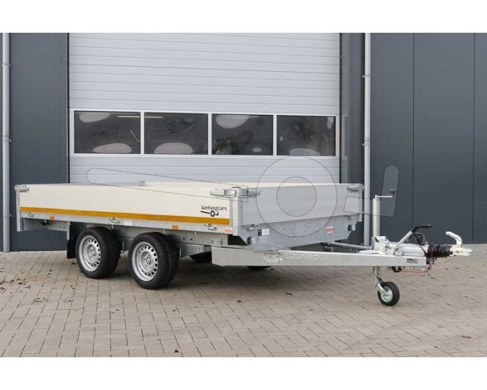 Eduard 330x180cm tandemas plateauwagen met 30cm borden. Laadvloerhoogte 63cm. Bruto laadvermogen 3500kg.