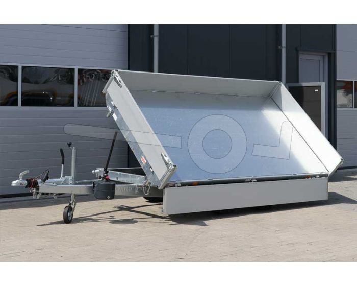 Eduard 3-zijdige kipper met handmatige bediening, afmeting 330x180cm met 30cm aluminium borden, bruto laadvermogen 3000kg, laadvloerhoogte 63cm. Laadbak onder hoek van 45 graden zijwaarts gekipt.