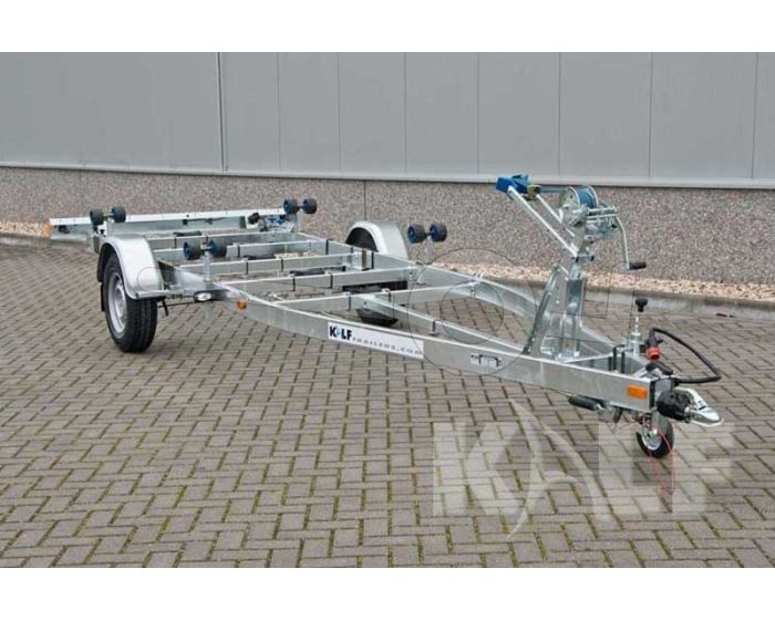 Enkelasser motorboot boottrailer Kalf Basic 1500-62 afmeting 620x210cm met een bruto laadvermogen van 1500kg (1130 netto)