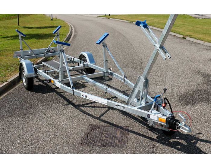 Enkelasser kielboottrailer Kalf Basic 1800-62 afmeting 620x210cm met een bruto laadvermogen van 1800kg (1420 netto)
