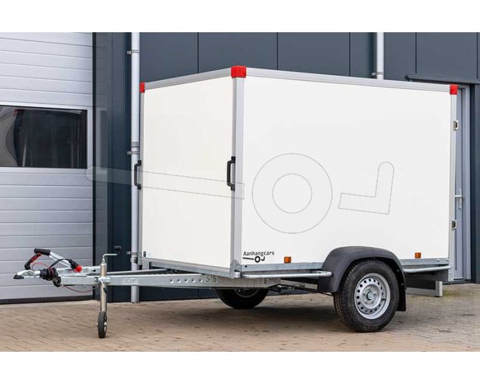 Zijaanzicht van de Power Trailer geremde enkelasser gesloten aanhangwagen 257x157x150 cm met een bruto laadvermogen van 750 kg