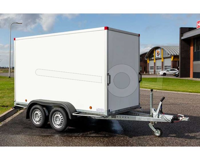 Power Trailer gesloten aanhangwagen, geremde tandemasser, afmeting 557x185x200 cm met een bruto laadvermogen van 2700kg