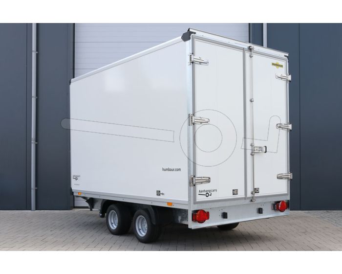 Achterzijde van een Humbaur HKN 203221-20PF30 verlaagde gesloten plateau aanhangwagen met 10 inch wielen en laadvloerhoogte 62 cm