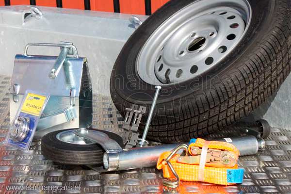 Accessoires voor aanhangwagens opgesteld op traanplaat bodem