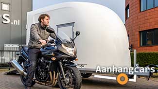 Persoon op motor voor een Blyss Niki gesloten motortrailer