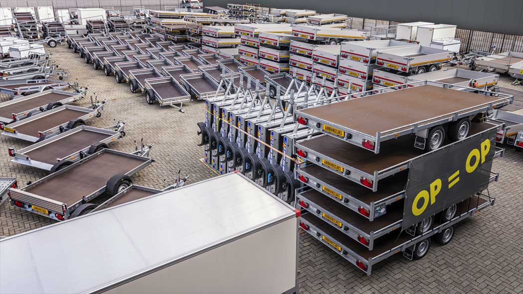 Verkoopterrein met grote voorraad aanhangwagens