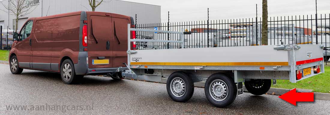 Bestelauto met te lage trekhaak en tandemas aanhangwagen