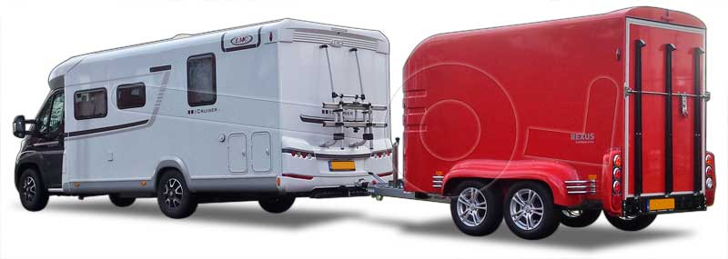 Witte camper met een Humbaur Rexus gesloten motortrailer er achter
