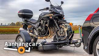 Cochet Uno met verlaagde laadvloer waarop een motor staat