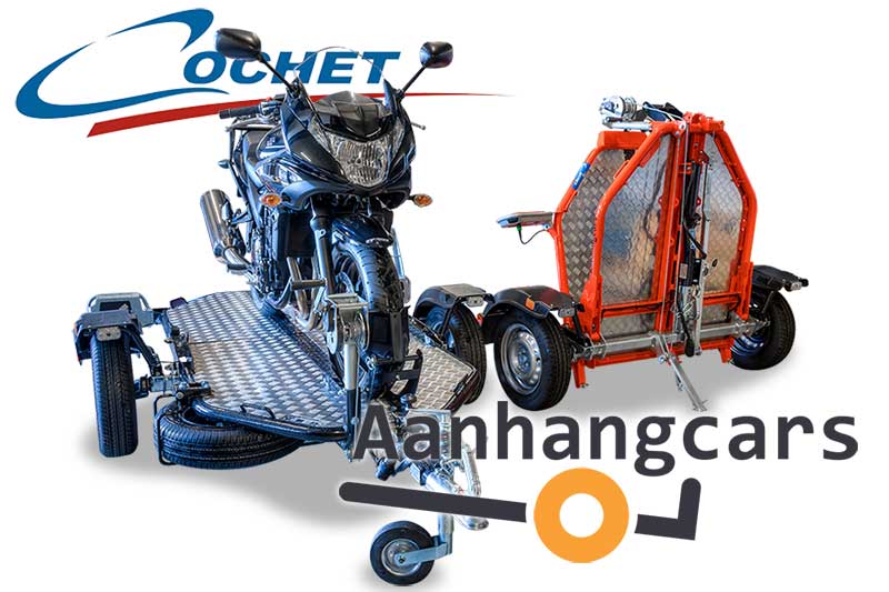 twee Cochet Uno verlaagbare motortrailer waarvan één met motor en één opgevouwen