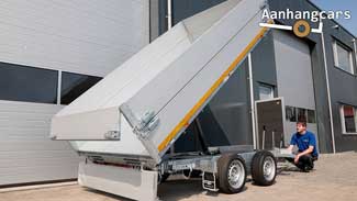 Driezijdige Eduard kipper met achterwaarts gekiepte laadbak voorzien van opzetborden