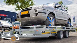 Eduard autotransporter met een groot formaat auto op de laadvloer