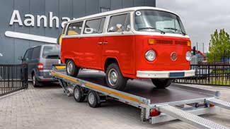 Eduard kantelbare autotransporter met een klassieke VW T2 bus op de laadvloer