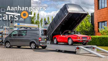 Eduard autotransporter met kunststof deksel en een klassieke Triumph Spitfire inde laadbak