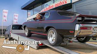 Kantelbare Eduard multitransporter waar een klassieke Amerikaanse musclecar wordt opgereden