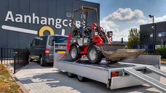 Eduard multitransporter met mini shovel in de laadbak