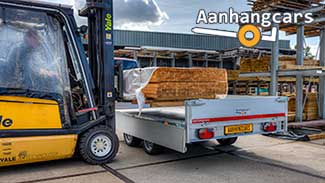 Eduard plateauwagen die met hout wordt beladen door een vorkheftruck