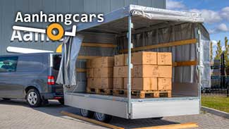 Eduard aanhangwagen met geopende schuifzeil huif en pallets met dozen in de laadbak