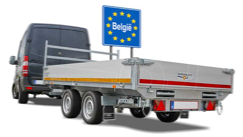 Geremde kiep aanhangwagen achter bestelauto die grensbord België passeert