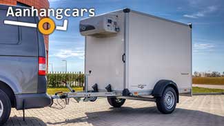 Enkelas Humbaur koelaanhanger met koelaggregaat achter een grijze bestelbus