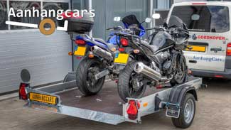 Humbaur HKT zakbare motoraanhanger met twee motorfietsen op de laadvloer