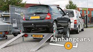 Humbaur KFT kleine autotransporter waar een kleine zwarte auto staat