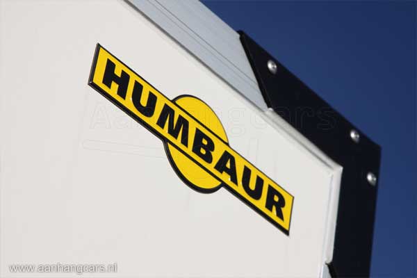 Humbaur logo op voorzijde gesloten aanhangwagen