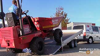 Rode dumper wordt de laadvloer van een kantelbare Humbaur MTKA opgereden