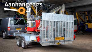 Humbaur Senko achter bedrijfsbus met mini graver in de laadbak.