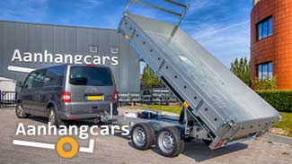 Grijze bestelbus met een Martz tandemas achterwaartse kipper