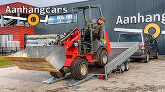 Martz kantelbare multitransporter met oprijplaten waar een kleine rode shovel opgereden wordt