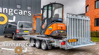 Drieasser Martz machinetransporter met grote oprijklep en een kleine oranje graafmachine in de laadbak