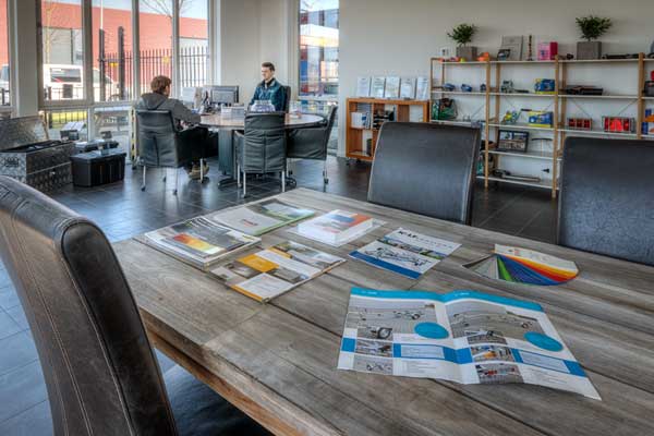 Ontvangst in showroom Aanhangcars