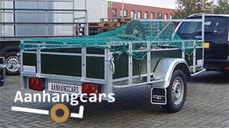 Power Trailer aanhangwagen met een kruiwagen in de laadbak waar een aanhangernet overheen is gespannen