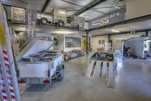 Showroom Aanhangcars met aanhangwagen, bagagewagen, verkoopwagen en accessoires