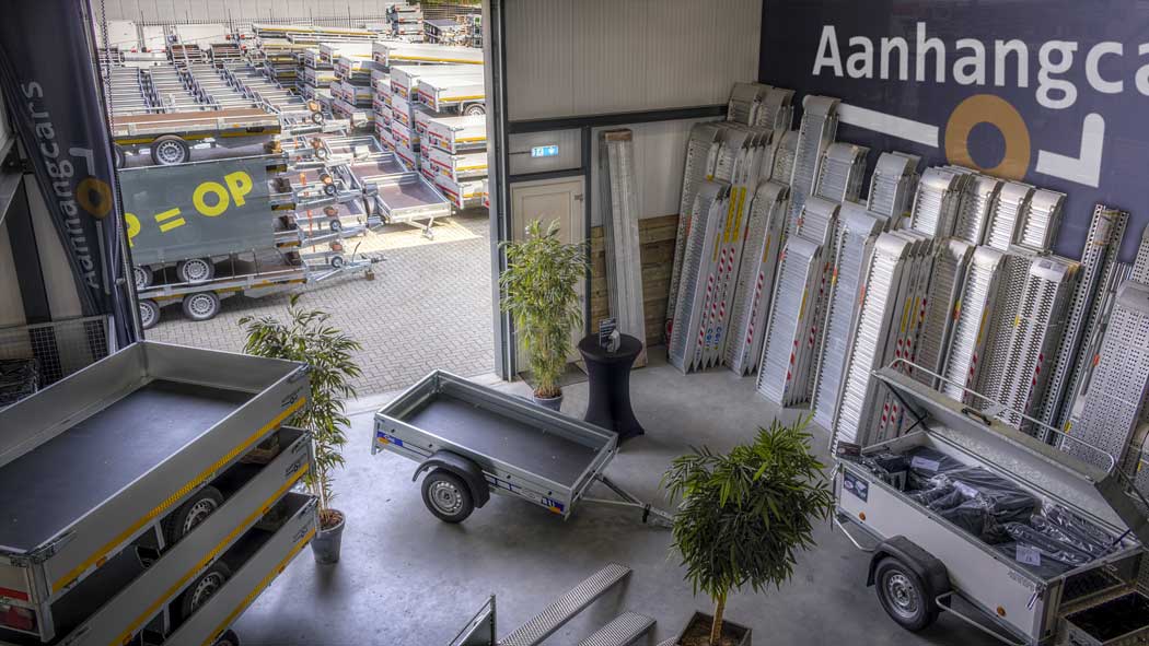 Showroom met zicht op buitenterrein