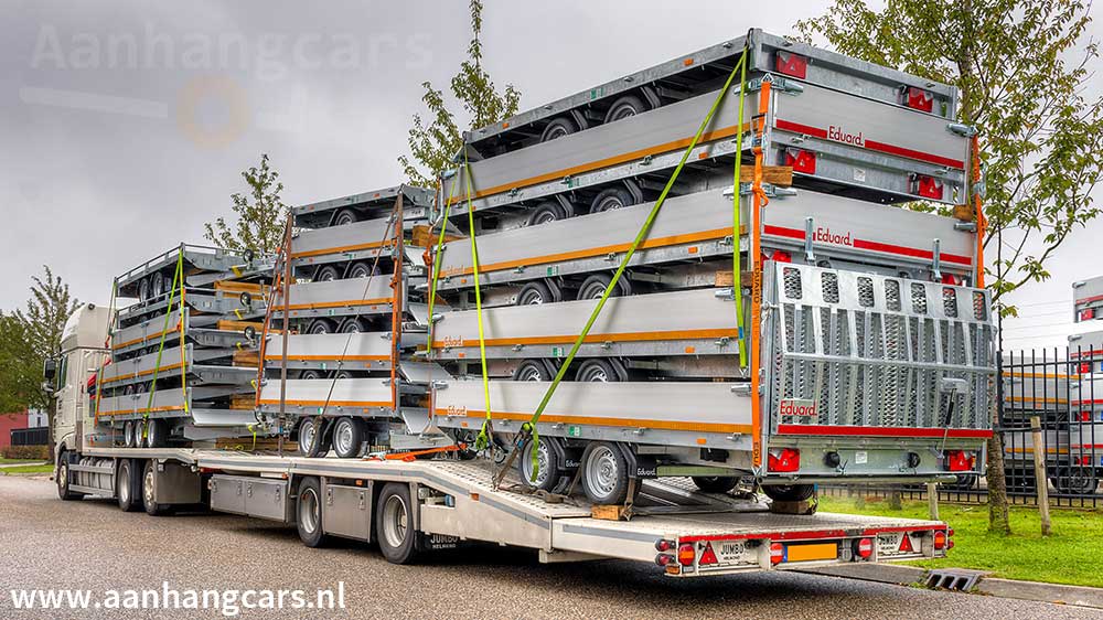 Vrachtwagen met een lading aanhangwagens van  Eduard Trailers Factory